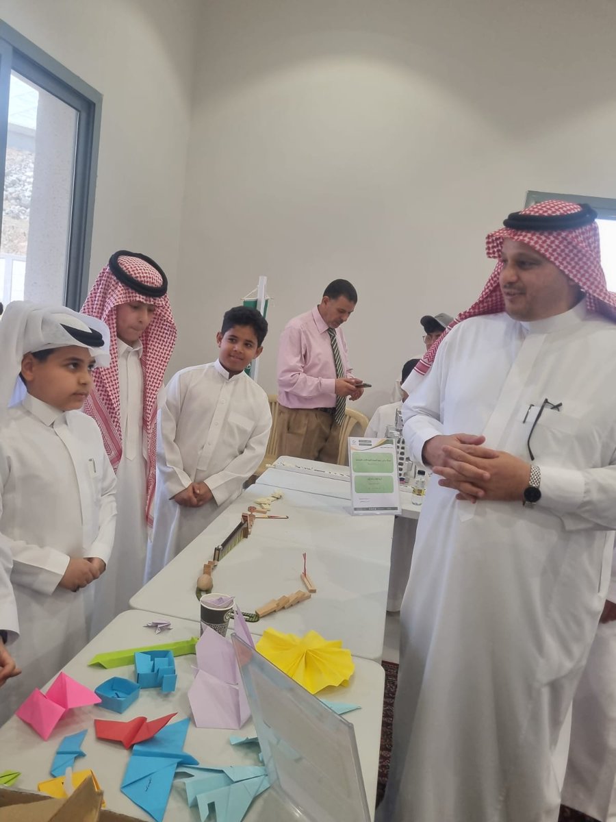 space2020space's tweet photo. مشاركة طلاب مدارس صفوة الفرسان الابتدائية والمتوسطة بالطائف في المعرض الختامي للبرنامج الوزاري #مساحة_الابتكار
وتكريم إدارة المدرسة ومعلم الموهوبين والطلاب بالشهادات والدروع التذكارية من قبل رئيس #قسم_الموهوبين بالطائف أ. سامي العصيمي #تعليم_الطائف
@MOE_TIF_05 https://t.co/FAjbJKoreT