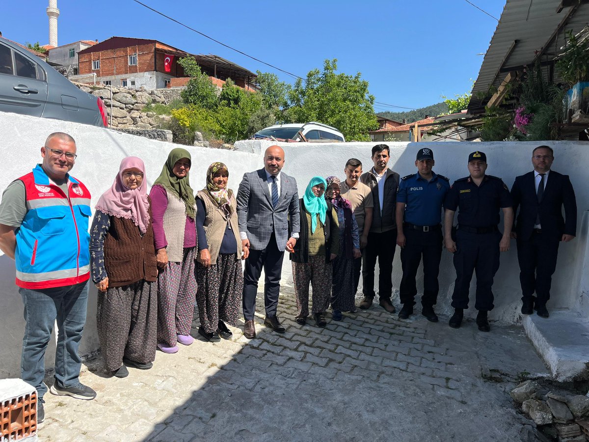 Kınık ilçemiz Elmadere ve Köseler Mahallelerimizde olan maden Şehitlerimizin kabirlerini ve ailelerimizi ziyaret ettik. 

Soma maden kazasının yıl dönümünde
hayatını kaybeden madenci kardeşlerimizi rahmetle anıyor, değerli ailelerine ve hemşehrilerimize tekrar başsağlığı