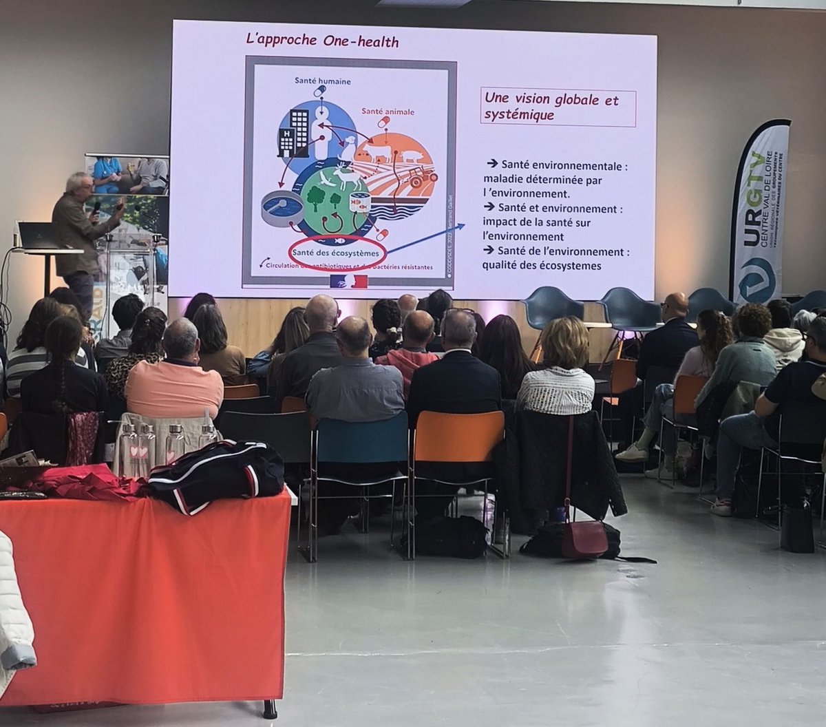RESINFIT's tweet image. 🗣️ &quot;#Antibiorésistance dans l’#environnement et transfert de la résistance&quot;

✔️ Christophe DAGOT, membre @RESINFIT, a participé le 06/05 au colloque &quot;L&apos;antibiorésistance dans #UneSeuleSanté&quot; à Tours

🔜 Replay sur la chaîne du CRAtb Centre-Val de Loire : youtube.com/@CRAtbCentre-V…