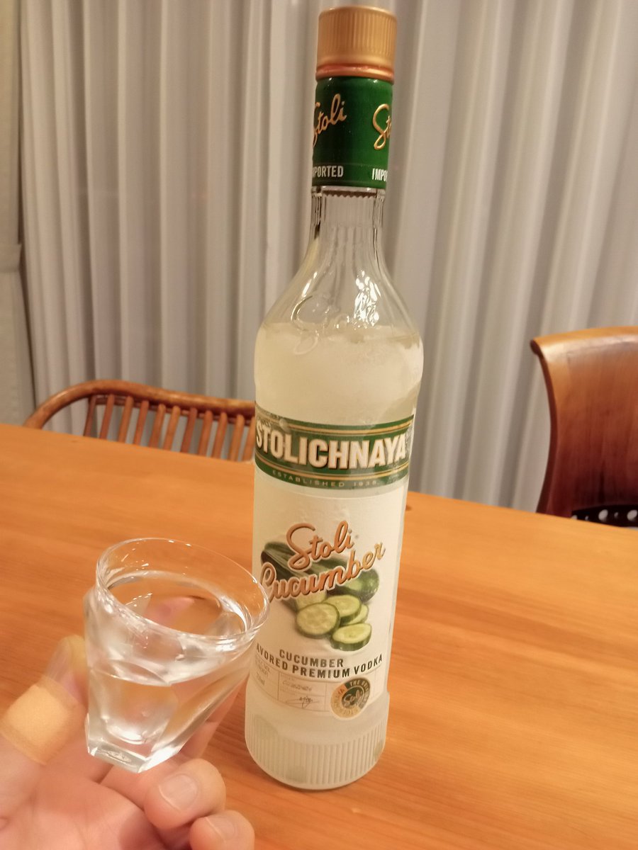 cocconoconomi's tweet photo. 日本にも焼酎にキュウリで、カッパ割とかあるけど、キュウリ味のウォッカ見付けた😙
ウォッカはやっぱりフリーザーでキンキンに冷やして、トロッとストレートがうまうまですな笑
爽やかなキュウリの香りで旨い！

けど酔った😵‍💫🌀 https://t.co/RvE6IjTTAi