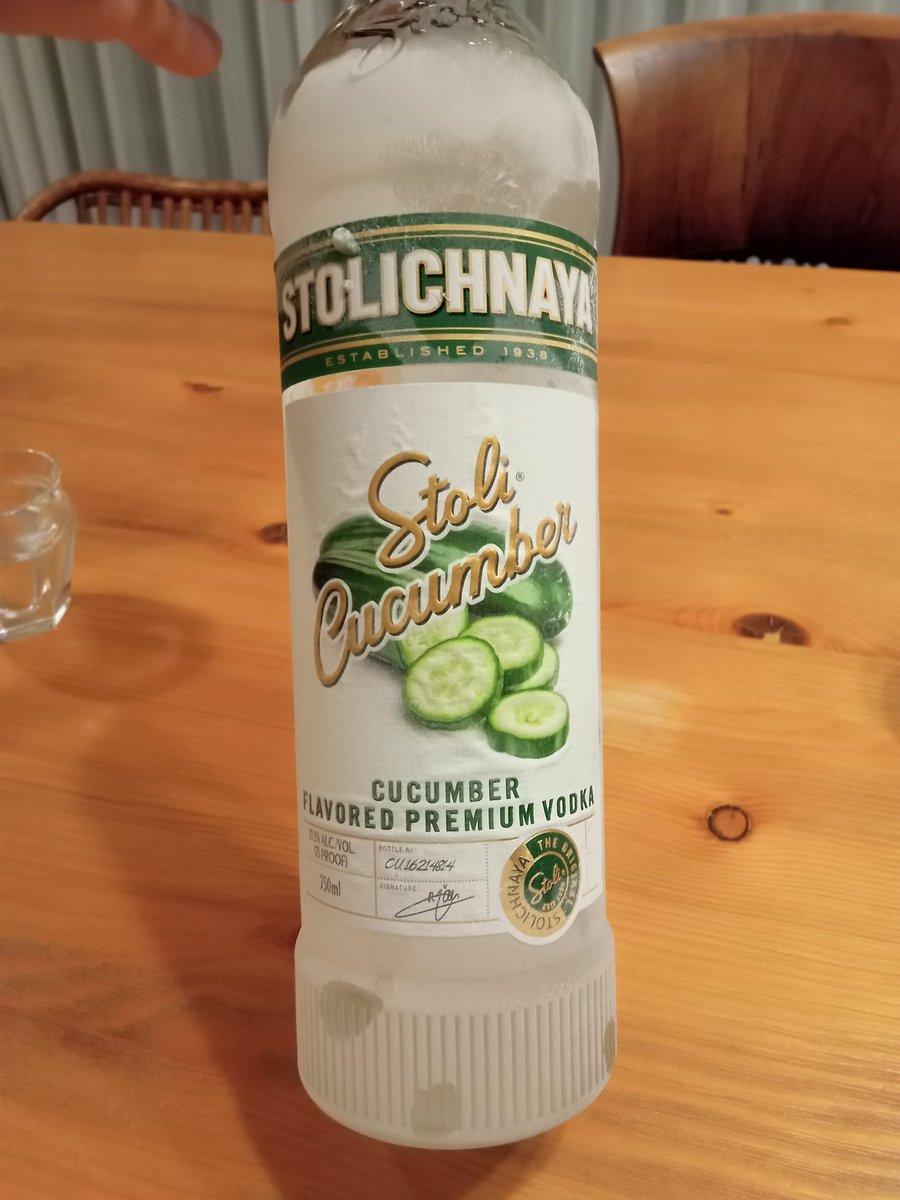 cocconoconomi's tweet photo. 日本にも焼酎にキュウリで、カッパ割とかあるけど、キュウリ味のウォッカ見付けた😙
ウォッカはやっぱりフリーザーでキンキンに冷やして、トロッとストレートがうまうまですな笑
爽やかなキュウリの香りで旨い！

けど酔った😵‍💫🌀 https://t.co/RvE6IjTTAi