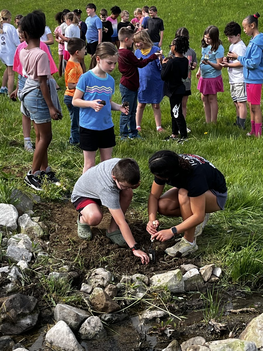 🌿 Yesterday, Mr. Milosovic’s Environmental Science class at WHS partnered with 3rd graders to plant a rain garden at the high school! A great day of learning, teamwork, and environmental stewardship. 💧🌎 #WoodridgeBulldogs #RainGarden #STEMlearning