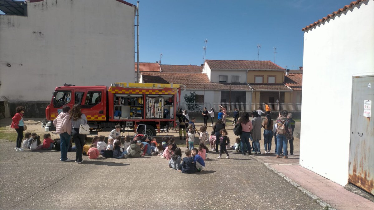 JuntaEx112's tweet photo. #Actividad_112 Hoy nos hemos desplazado a #LosarDeLaVera al CEIP Francisco Parras, dando a conocer la labor que realizamos, primeros auxilios y exposición de medios de @CruzRojaEX , @guardiacivil, Bomberos #SEPEI         @DiputacionCC , #PolicíaLocal. https://t.co/C0vkK2DiuX