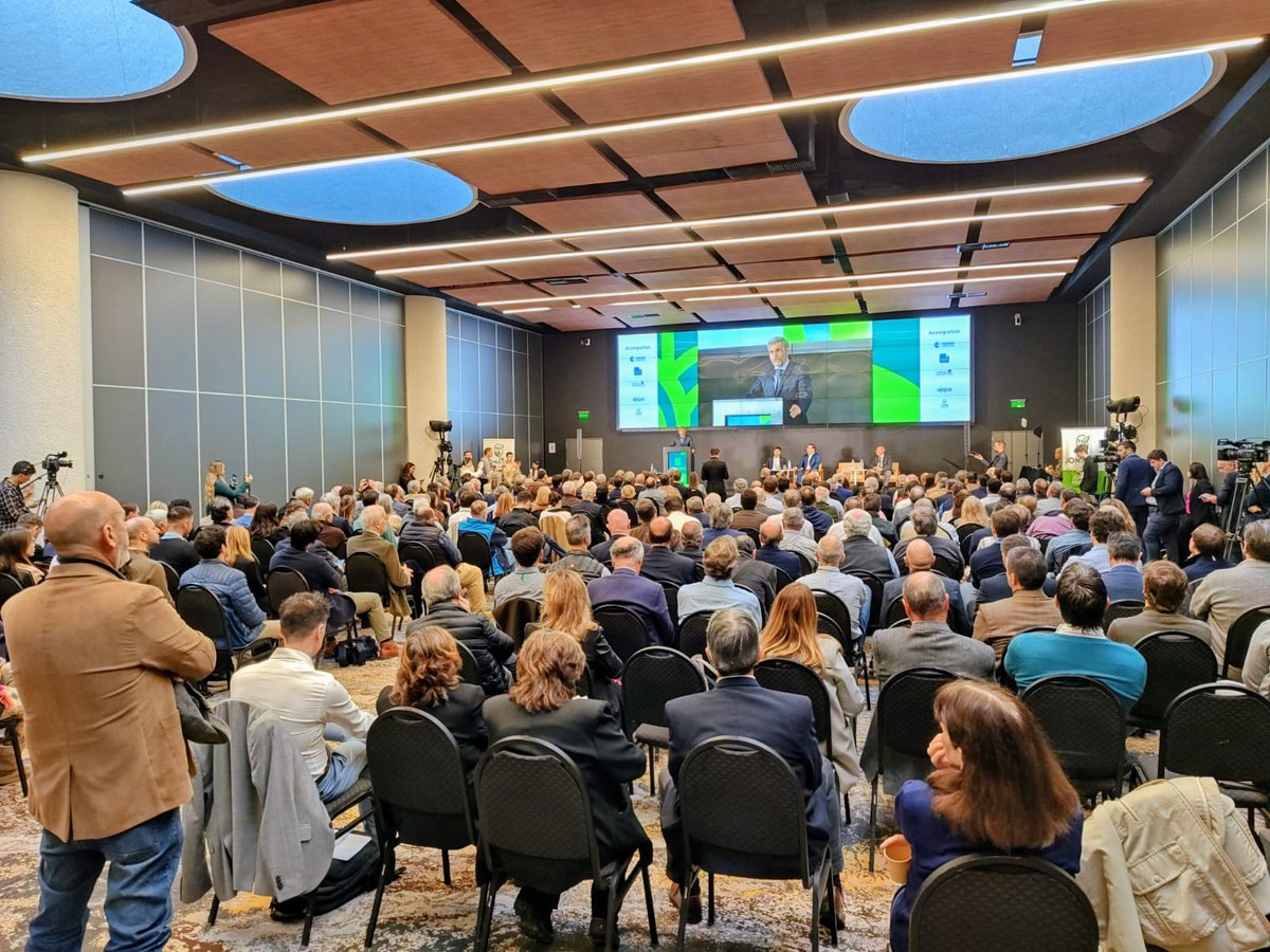 📍La <a href="/Bolsadecereales/">Bolsa de Cereales</a> es sede de #JONAGRO2025, el encuentro organizado por <a href="/CRAprensa/">CRA</a>.

🤝El Pte. de la BdeC, Ricardo Marra, participó del acto de apertura y recibió un presente de parte de las autoridades de CRA.

#BolsaDeCereales #Campo #Agroindustria