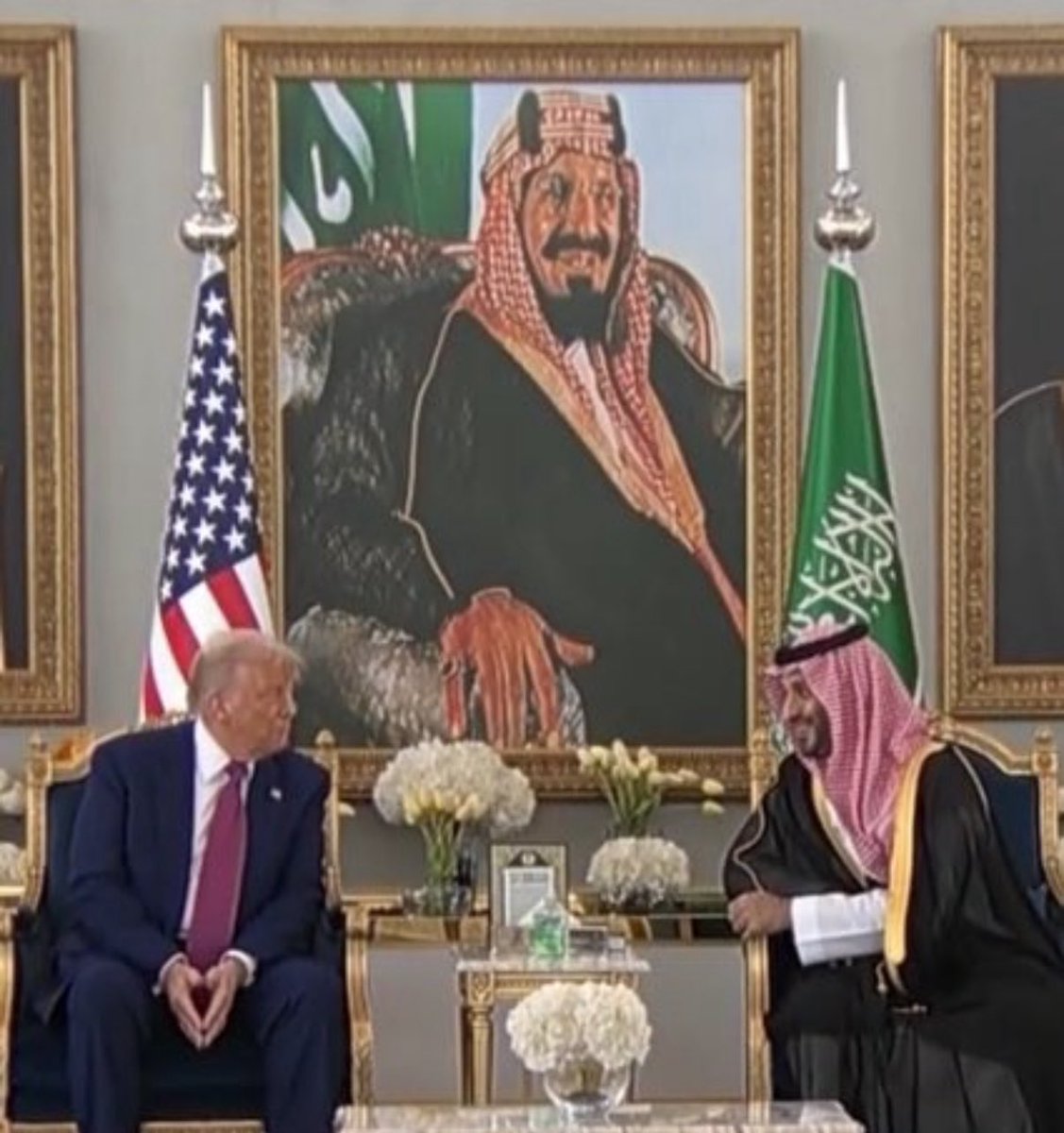 يامحمد فخر من ينطقون الضاد
معك لف الزمان ودار له دوره

فيك ياسيدي عبدالعزيز انعاد
كني اشاهده بالصوت والصوره

#السعودية 
#الديوان_الملكي 
#ولي_العهد‌ 
#ولي_العهد_الأمير_محمد_بن_سلمان 
 #ترامب_في_السعوديه