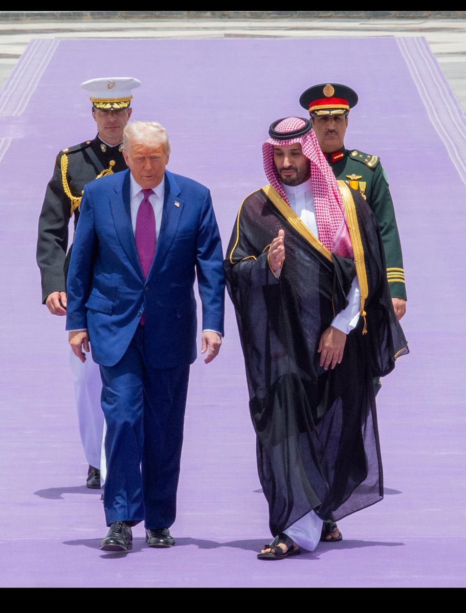 من الرياض تُرسم السياسات . ومن الرياض يُدار العالم

هذا إعلان بأن الرياض هي العاصمة الفعلية للقرار . وأن ولي العهد محمد بن سلمان هو زعيم المرحلة 

( ترامب جاي يسمع وينفذ ) 

 #ترامب_في_السعوديه