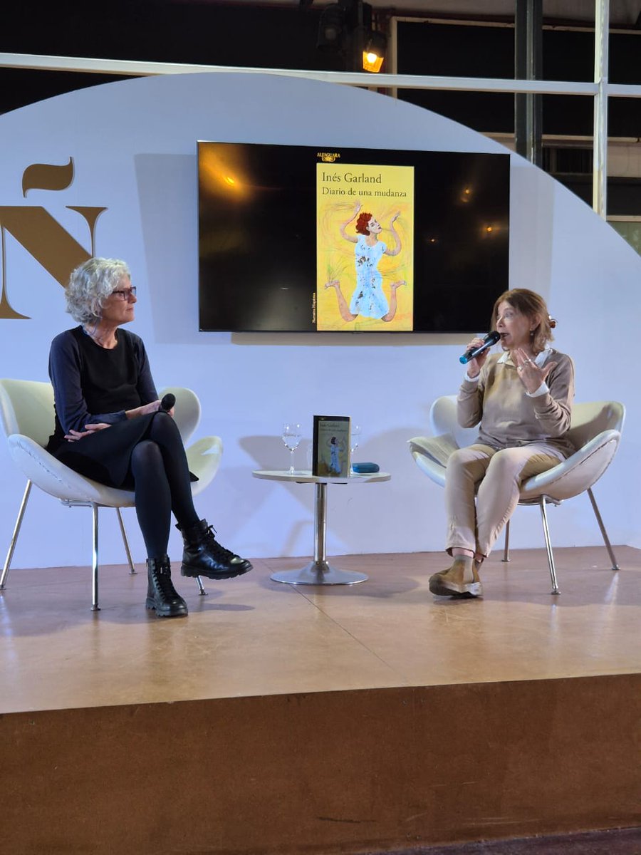 Lindísima conversación con Inés Garland en la <a href="/ferialibro/">Feria del Libro</a> sobre su  "Diario de una mudanza" <a href="/penguinlibrosar/">Penguin Argentina</a>