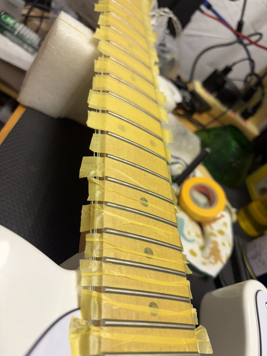 x3_spring's tweet photo. ギターを教えている生徒さんが、マイギターを購入！
届いたのを見せてもらったら、どーもー！って位に順反りしてたので軽めにロッド調整しました！
念の為少し調整して様子を見ます。

ついでにフレット磨きして、綺麗になりました！
#山梨
#ギター
#ベース
#リペア
#改造
#クリーニング https://t.co/79zqSyd1NI