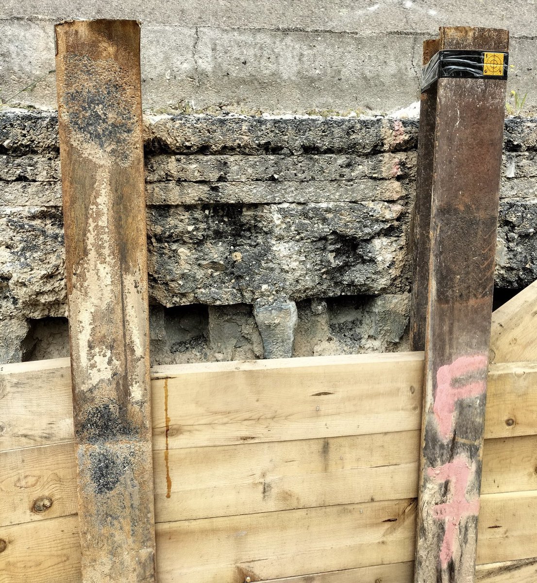 HISTORIA de la pavimentación de <a href="/MADRID/">Ayuntamiento Madrid</a>, en una sola foto.

La semana pasada tuve la oportunidad de visitar las obras del soterramiento de la A5.

Debajo de la barrera new jersey, pavimento bituminoso…y adoquines.

Enhorabuena <a href="/LolaOrtizSanch2/">Lola Ortiz Sanchez</a> por la iniciativa y proyecto 👏🏻👏🏻