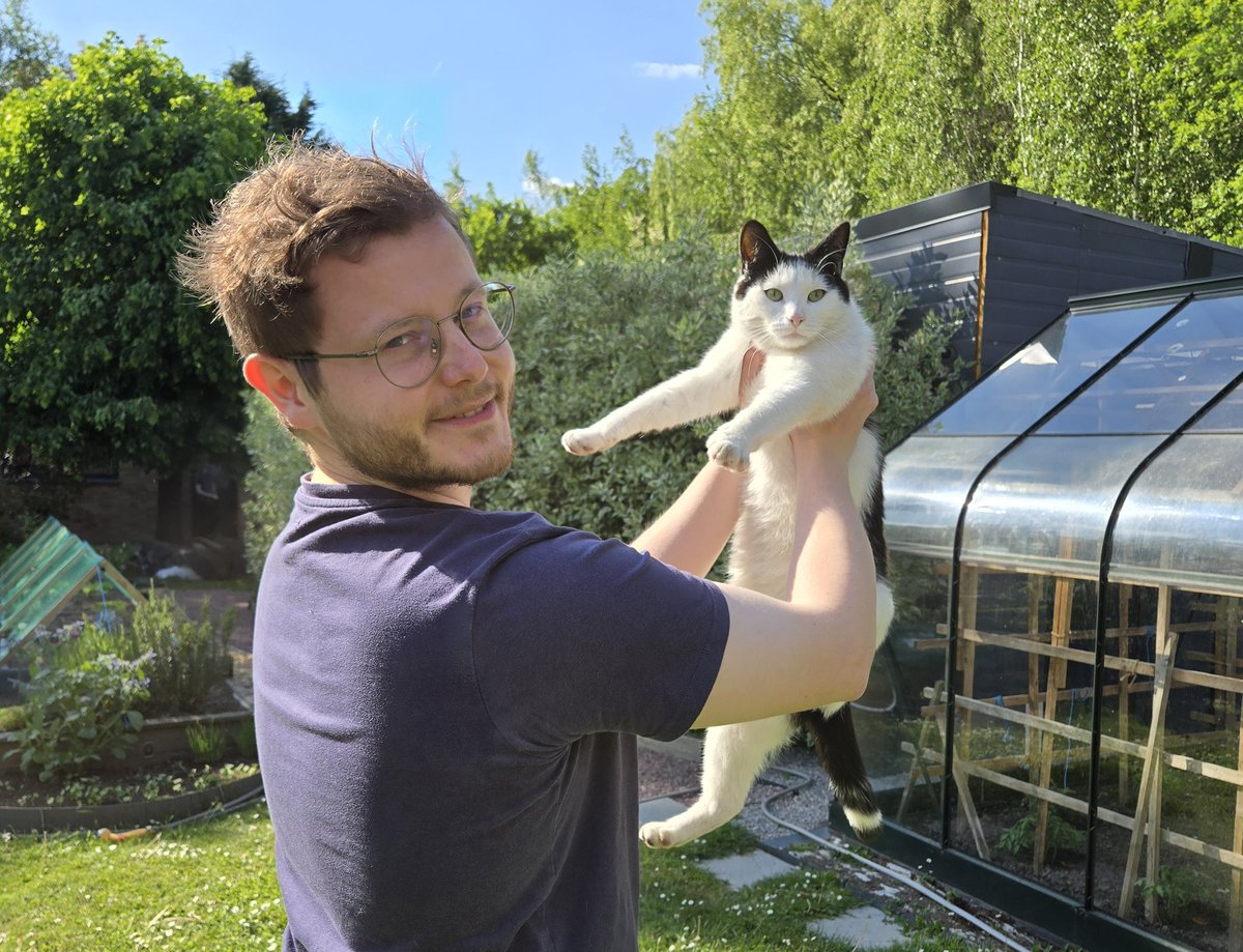 Moins de subs en ce moment j'ai loué le chat du voisin j'espère qu'on dépasse à nouveau les 1000 (25€/jour) 🐱