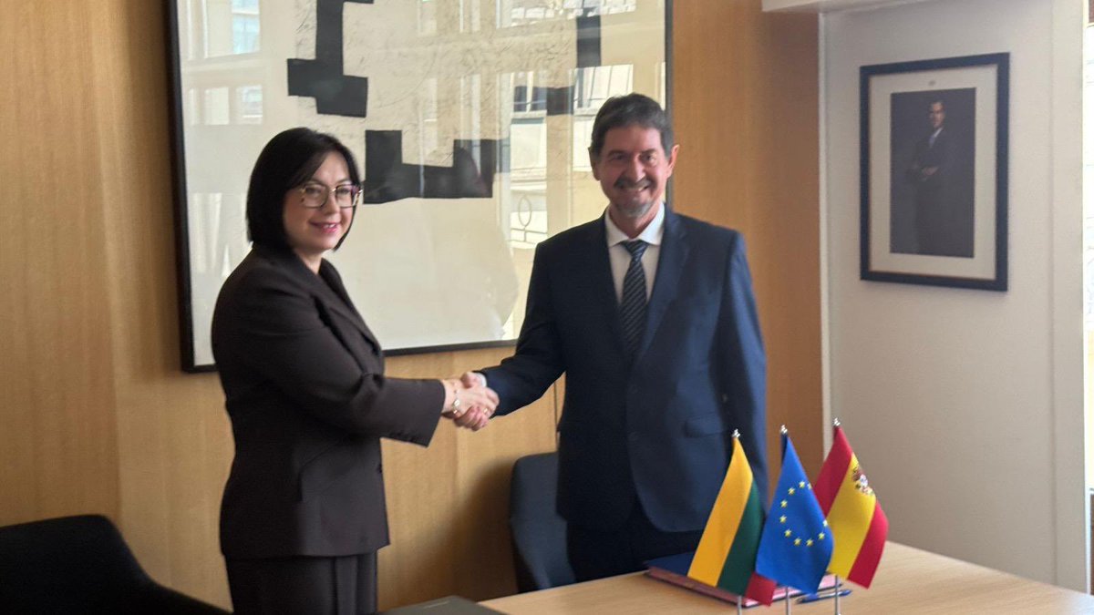 @EmbEspanaLituania (@embespanalituan) on Twitter photo Respondiendo a la gran demanda del #español en Lituania, celebramos 🎊con satisfacción el acuerdo firmado ayer por la Ministra🇱🇹Raminta Popoviene y el 🇪🇸SE <a href="/ab_delarosa/">Abelardo de la Rosa</a>.
#Ñ <a href="/gescribano3/">Guillermo Escribano M.</a>
<a href="/educaciongob/">Ministerio de Educación, FP y Deportes</a> <a href="/AECID_es/">AECID</a> <a href="/LithuaniaMFA/">Lithuania MFA | #StandWithUkraine</a> <a href="/MAECgob/">Ministerio de Asuntos Exteriores, UE y Cooperación</a> <a href="/InstCervantes/">Instituto Cervantes</a> Respondiendo a la gran demanda del #español en Lituania, celebramos 🎊con satisfacción el acuerdo firmado ayer por la Ministra🇱🇹Raminta Popoviene y el 🇪🇸SE <a href="/ab_delarosa/">Abelardo de la Rosa</a>.
#Ñ <a href="/gescribano3/">Guillermo Escribano M.</a>
<a href="/educaciongob/">Ministerio de Educación, FP y Deportes</a> <a href="/AECID_es/">AECID</a> <a href="/LithuaniaMFA/">Lithuania MFA | #StandWithUkraine</a> <a href="/MAECgob/">Ministerio de Asuntos Exteriores, UE y Cooperación</a> <a href="/InstCervantes/">Instituto Cervantes</a>