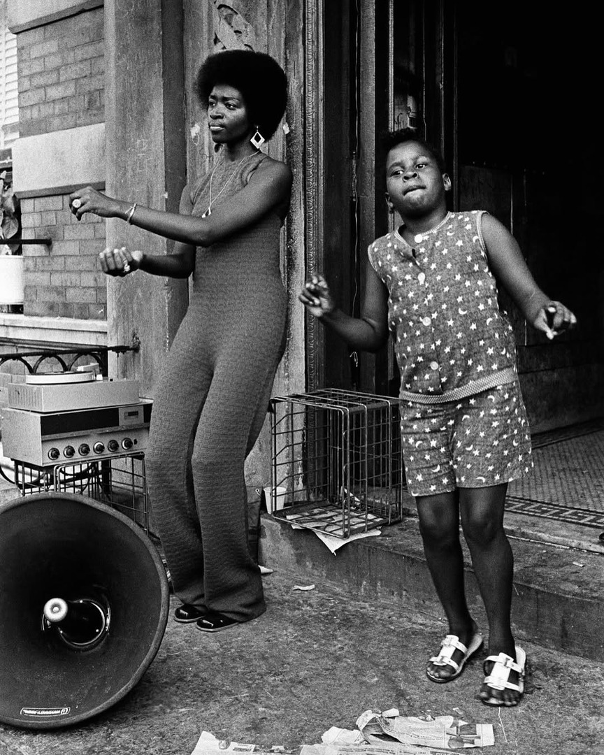 HipHopCaucus's tweet photo. “The most common way people give up their power is by thinking they don’t have any.” – Alice Walker 💭
Harlem 📍 . Photographs by Ernest Cole (1968-1972) via IG/magnumphotos
#HipHopCaucus #RadicallyHopeful #Harlem #BlackHistory https://t.co/FPiBZON2O8