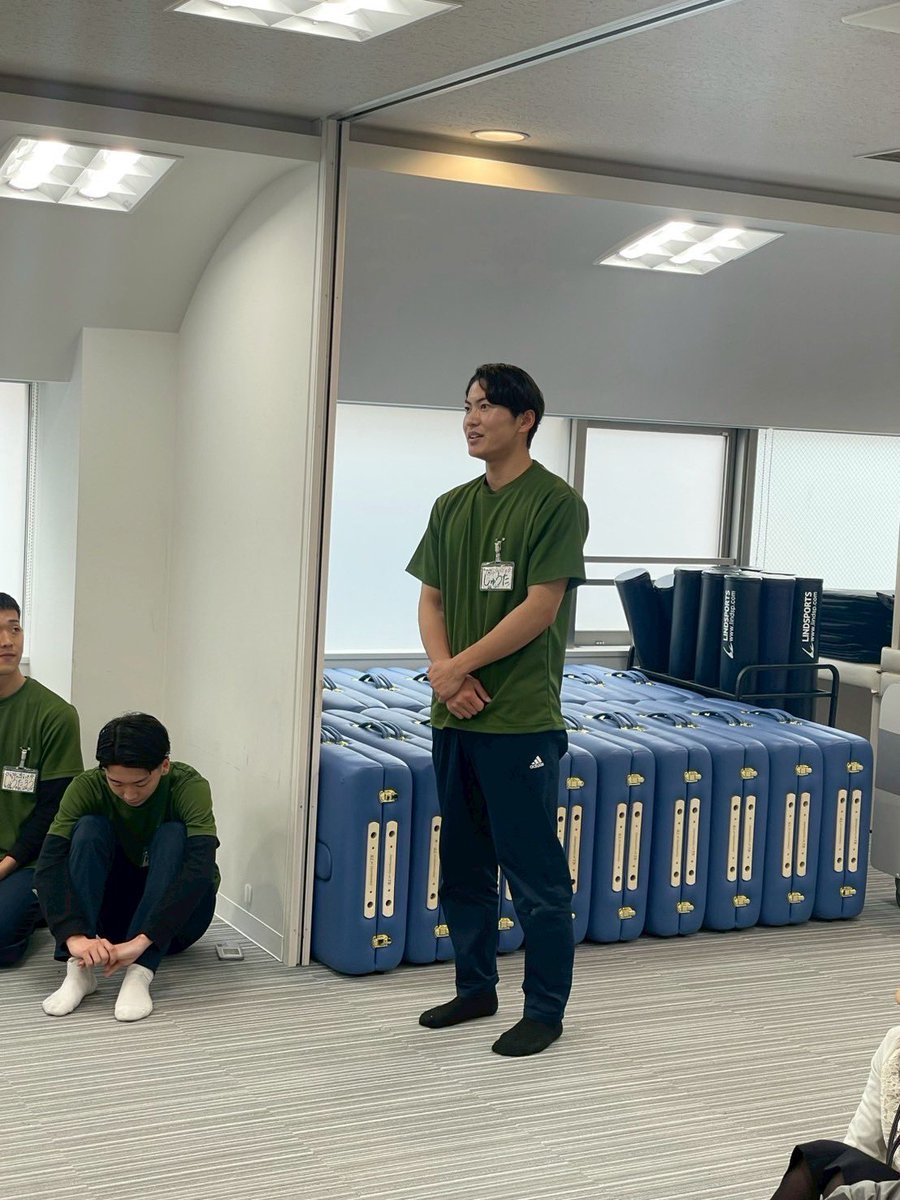 yokohama_rs's tweet image. ・
本日は、本校で大活躍の在校生をご紹介✨

学校生活だけではなくSIと呼ばれる在校生スタッフや
オリターとして一年生のサポートを行っています🌞
また外部で野球のコーチとしても活躍中😻‼️

本校はトレーナーとしての知識だけではなく様々な活動を行うことで人としても成長できる学校です🏫