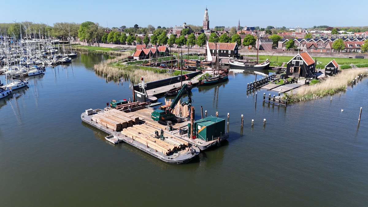We mogen weer een mooi project uitvoeren in de Markerhaven van en voor <a href="/Zuiderzeemuseum/">Zuiderzeemuseum</a> Enkhuizen!
🟢 Meer info: deboerendegroot.nl/wat-hebben-wij…

#scheepshelling #palenscherm #hergebruik #waterbouw #vakmanschap #opdegrensvanlandenwater