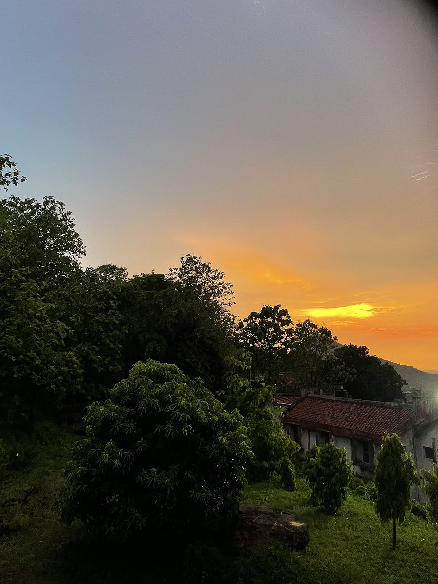 सुरमई शाम

कहते हैं कि ढेंकानाल में पवन फ्री है। 

#ढेंकानाल #Dhenkanal