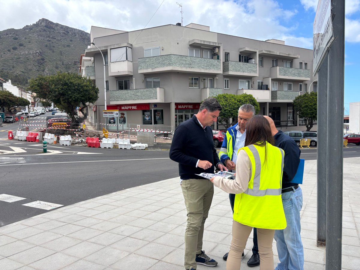 CabildoTenerife's tweet photo. 🛣️ 🚧 #CARRETERAS 𝗘𝗹 𝗖𝗮𝗯𝗶𝗹𝗱𝗼 𝗱𝗲 𝗧𝗲𝗻𝗲𝗿𝗶𝗳𝗲 𝗳𝗶𝗻𝗮𝗹𝗶𝘇𝗮𝗿𝗮́ 𝗲𝗻 𝗮𝗴𝗼𝘀𝘁𝗼 𝗹𝗮𝘀 𝗼𝗯𝗿𝗮𝘀 𝗱𝗲 𝗺𝗲𝗷𝗼𝗿𝗮 𝗱𝗲 𝗹𝗮 𝗰𝗮𝗿𝗿𝗲𝘁𝗲𝗿𝗮 𝗱𝗲 𝗧𝗮𝗺𝗮𝗶𝗺𝗼, 𝗹𝗮 𝗧𝗙-𝟰𝟱𝟰, 𝗲𝗻 𝗦𝗮𝗻𝘁𝗶𝗮𝗴𝗼 𝗱𝗲𝗹 𝗧𝗲𝗶𝗱𝗲.

💶 Inversión de 1,7 millones de euros

🛣️ Se mejoran aceras, seguridad vial y firme, manteniendo aparcamientos clave y adaptando la vía al entorno urbano.

🔗 La vía une los núcleos urbanos de Tamaimo y Los Gigantes 👉🏼 6.658 metros

🗣️ @damaso_arteaga, consejero de @carreterasTF  👉🏻 “Hemos buscado el equilibrio entre seguridad y funcionalidad, manteniendo aparcamientos y mejorando la accesibilidad peatonal”.

ℹ️ https://t.co/BKEbuqKdFk