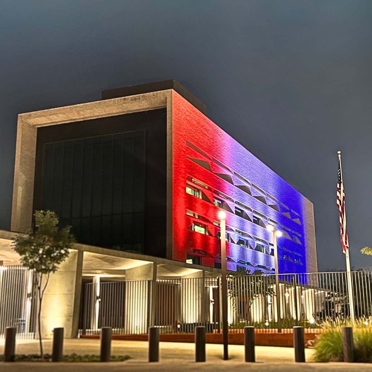 En conmemoración del Día de la Independencia de Paraguay, iluminamos nuestro edificio con los colores rojo, blanco y azul, celebrando 214 años de historia, identidad y resiliencia del pueblo paraguayo. Nos honra ser socio del país en su camino como nación y tener sólidos lazos de