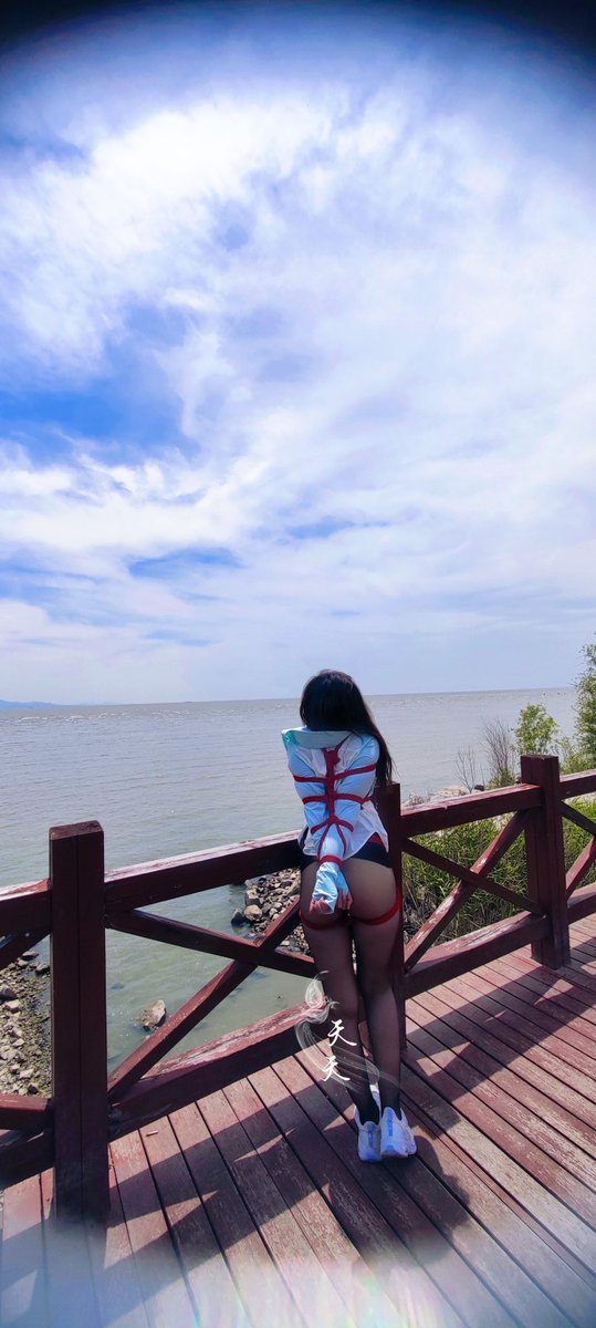 心随风动，蓝天是最温柔的背景‌。

🪢<a href="/fuping_shibari/">浮萍</a>