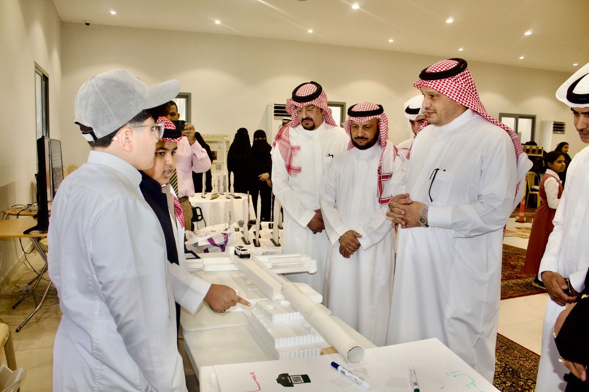 space2020space's tweet photo. مشاركة طلاب مدرسة  الخليل بن أحمد المتوسطة الأهلية بالطائف في المعرض الختامي للبرنامج الوزاري #مساحة_الابتكار
وتكريم إدارة المدرسة ومعلم الموهوبين والطلاب بالشهادات والدروع التذكارية من قبل رئيس #قسم_الموهوبين بالطائف أ. سامي العصيمي #تعليم_الطائف
@MOE_TIF_05 https://t.co/O9BKzGncmM