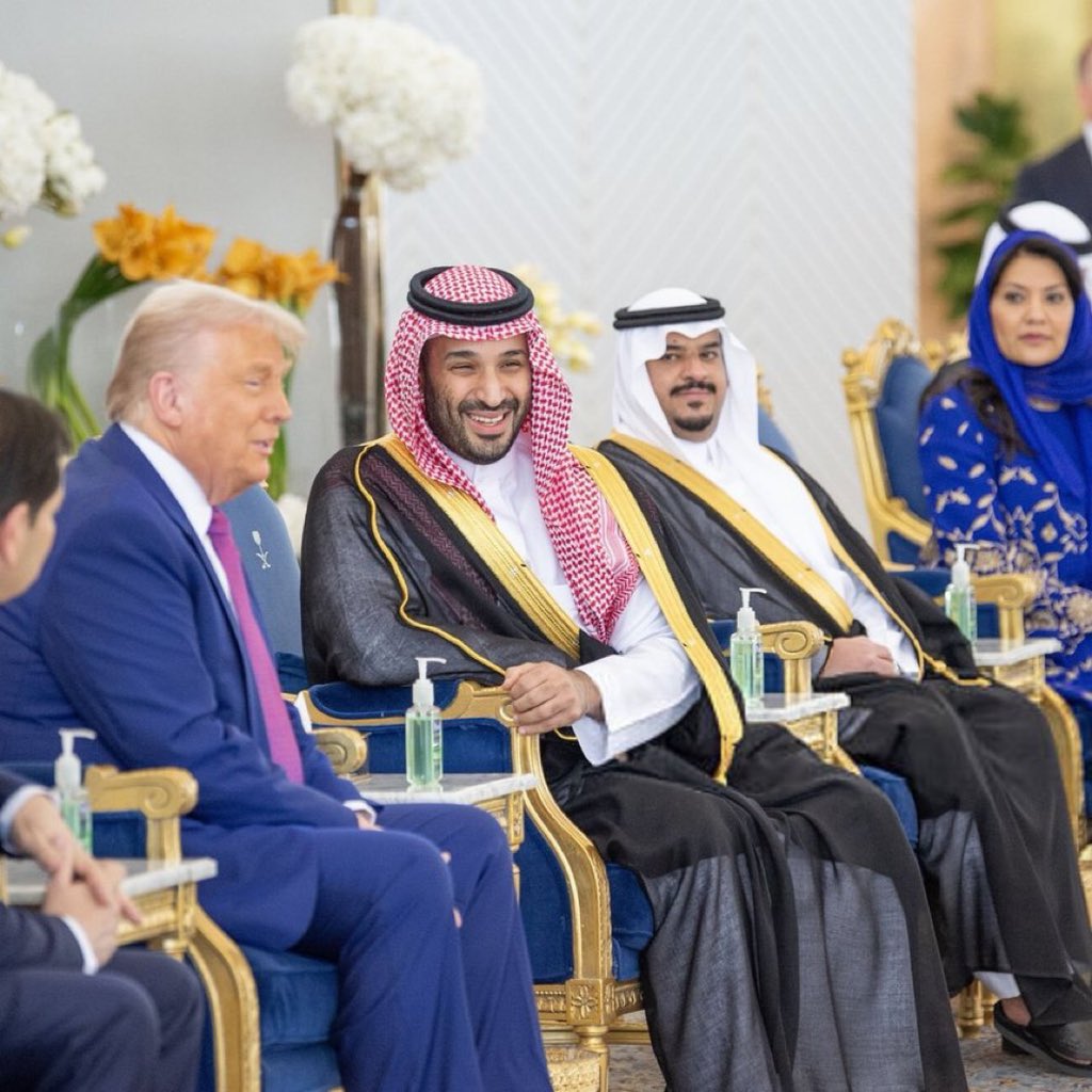 '
حنا مقر المجد وطوال العمار
تُعرف عروبتنا ويعرف دورنا

تستقطب الاقطاب عاصمة القرار
وقرارنا في يديننا ..  وامورنا

وان طاحت العمله وجاء قدح الشرار
نفرض تواجدنا ويوخذ شورنا

#الرئيس_الأمريكي_في_المملكة 
 #ترامب_في_السعوديه
