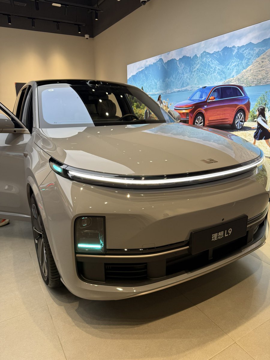 今天逛了特斯拉和理想。特斯拉有一台 Model X 展示，但是想问价格，销售说这款已经停售了。
亲戚问理想L9好还是问界L9好，我说特斯拉好😆