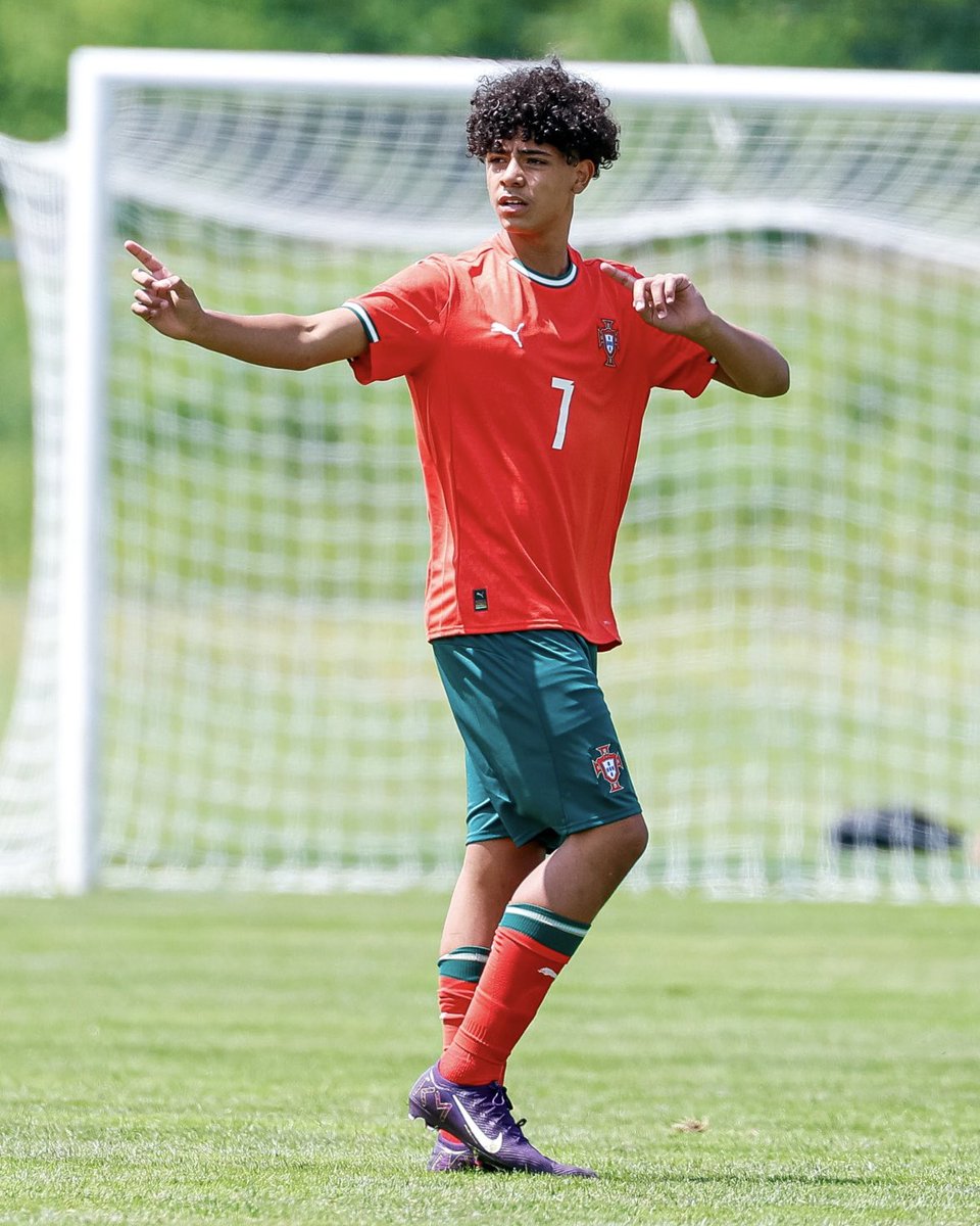 Cristiano's tweet image. Parabéns pela estreia por @selecaoportugal, filho. Muito orgulho em ti!