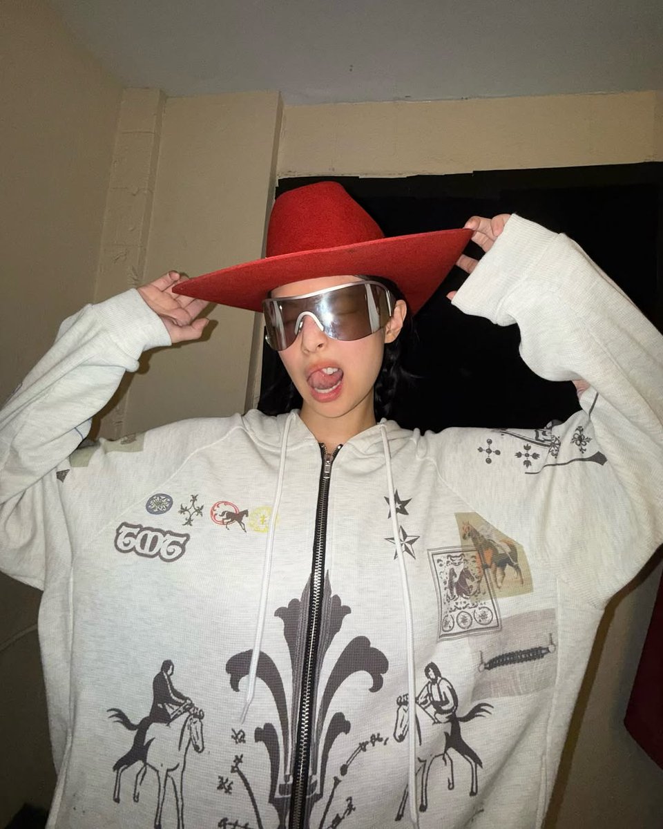 She's collecting hats and I want them all ❤️‍🔥

Listen to #JENNIE: ihr.fm/JENNIEX