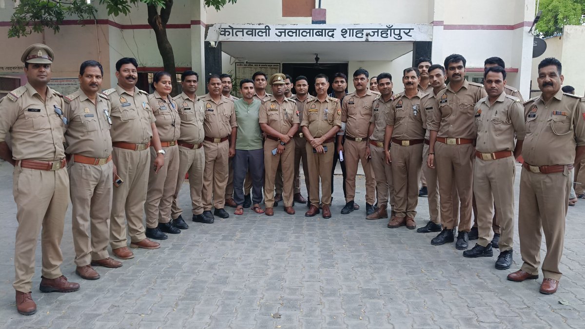 Deval7Deval's tweet image. #जलालाबाद के इंस्पेक्टर रहे #प्रदीपकुमारराय जी का आज #बन्डा ट्रांसफर हो गया माला पहनकर विदाई दी 🚩 
जलालाबाद के नए इंस्पेक्टर होंगे #राजीवकुमारतोमर जी 🚩 
#परशुरामपुरी 

@shahjahanpurpol