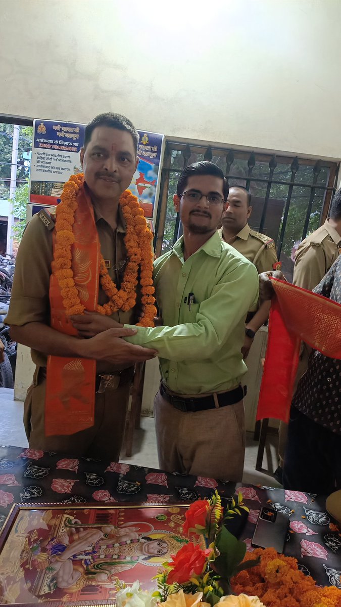 Deval7Deval's tweet image. #जलालाबाद के इंस्पेक्टर रहे #प्रदीपकुमारराय जी का आज #बन्डा ट्रांसफर हो गया माला पहनकर विदाई दी 🚩 
जलालाबाद के नए इंस्पेक्टर होंगे #राजीवकुमारतोमर जी 🚩 
#परशुरामपुरी 

@shahjahanpurpol