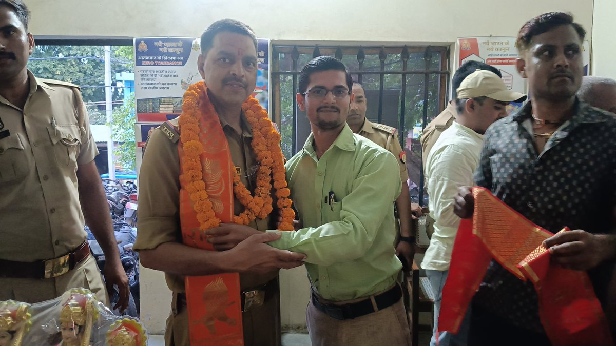 Deval7Deval's tweet image. #जलालाबाद के इंस्पेक्टर रहे #प्रदीपकुमारराय जी का आज #बन्डा ट्रांसफर हो गया माला पहनकर विदाई दी 🚩 
जलालाबाद के नए इंस्पेक्टर होंगे #राजीवकुमारतोमर जी 🚩 
#परशुरामपुरी 

@shahjahanpurpol