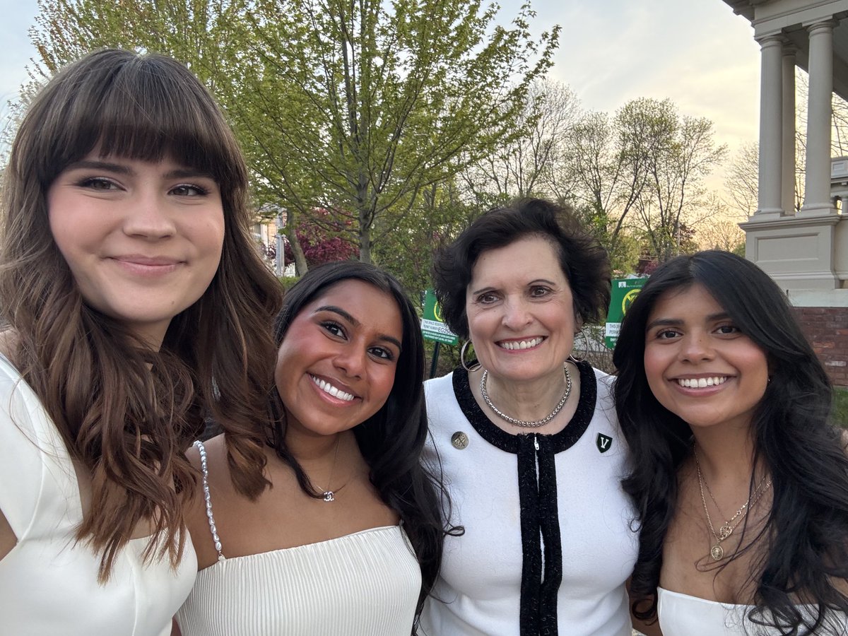 UVMPattyPrelock's tweet image. Celebrated this special week by taking some pictures with our 2025 graduates @uvmvermont Congratulations #Catamounts