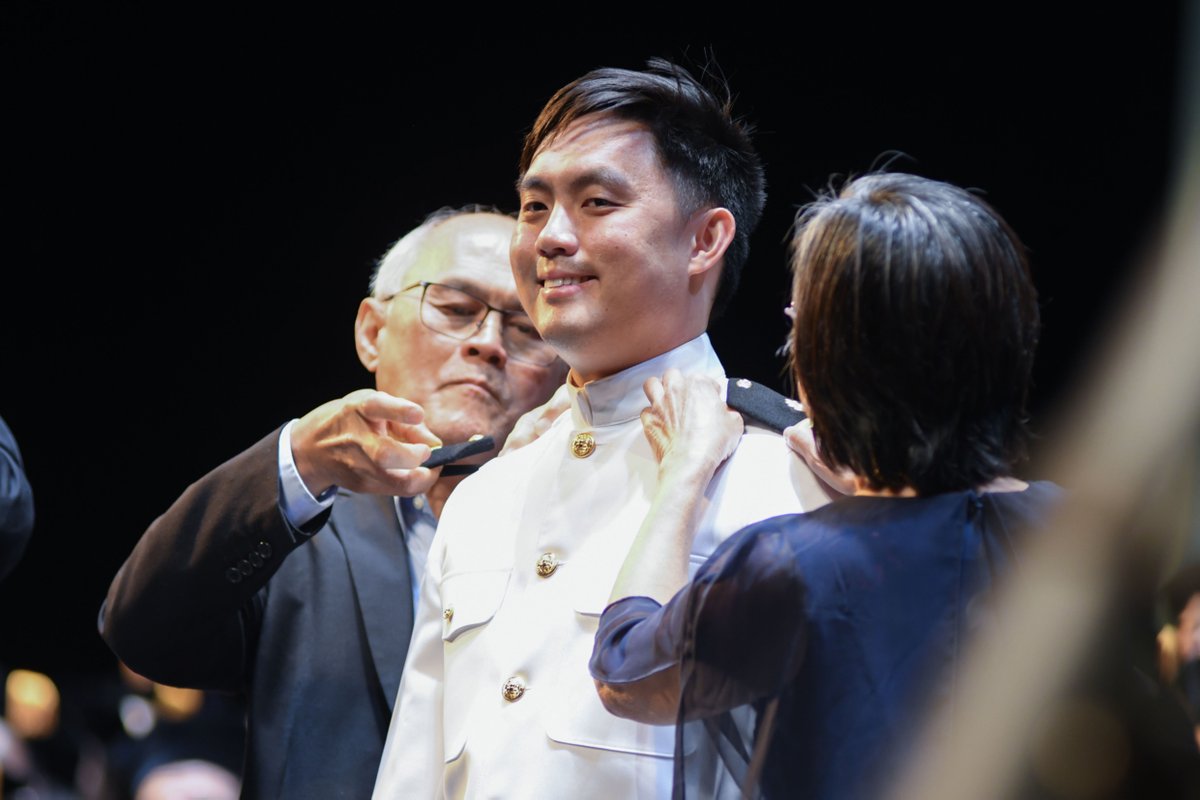 USFHealthMed's tweet image. They took the Hippocratic Oath then the Oath of Commission! Congratulations and good luck to our newest military doctors of the #classof2025 who will be #MakingLifeBetter for our troops around the world! Full story: bit.ly/4kdGVac
@usairforce @USNavy