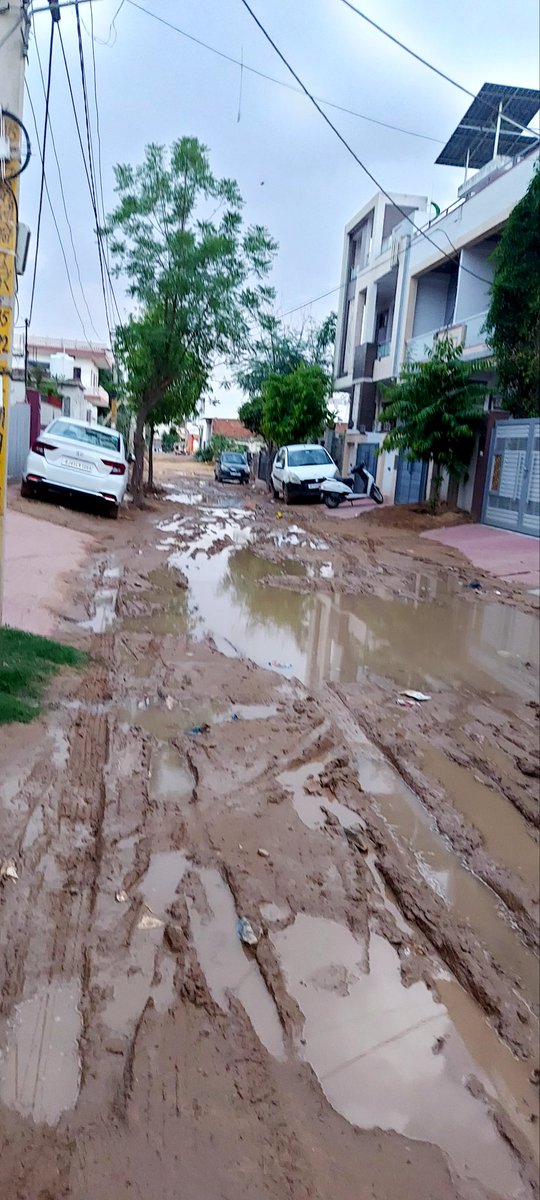 kapil23161's tweet photo. @jdajaipur @CMHelpdesk @GreaterJaipur @RajCMO कुछ दिन पूर्व  सीवर लाइन का कार्य सड़क पर किया गया जो अभी पूरा नहीं हुआ है 20 दिन से अधिक समय हो चुका है बरसात में स्थिति बहुत खराब हो गई है आगे भी खराब होने की स्थिति बनेगी कृपया सीवर का कार्य पूर्ण करवा कर सड़क कार्य को पूर्ण करवाए https://t.co/Ee2rMJ63jo