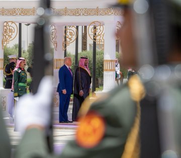 استقبال تاريخي للرئيس الأمريكي في السعودية 🇸🇦🇺🇸

- ربطة العنق البنفسجية -الخزامية- التي ارتداها الرئيس الأمريكي كانت ملفتة للجمهور.

#الرئيس_الأمريكي_في_المملكة