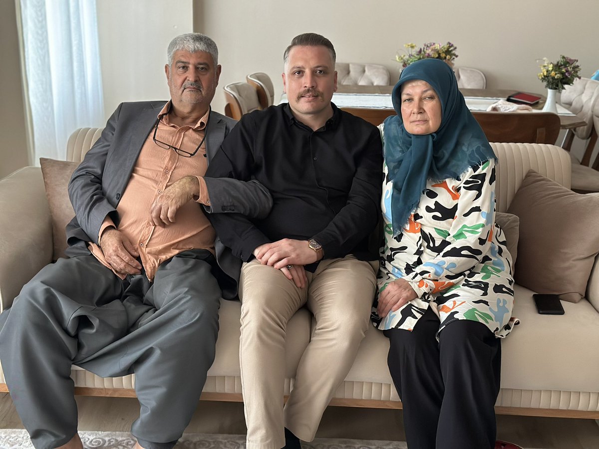 Kıymetli büyüğüm Şükrü Yüksel ve başımın tacı Necla Yüksel annemizi hanesinde ziyaret ettim. Allah’tan sabır ve sağlık sıhhat diliyorum.

Ahde vefa imandandır.