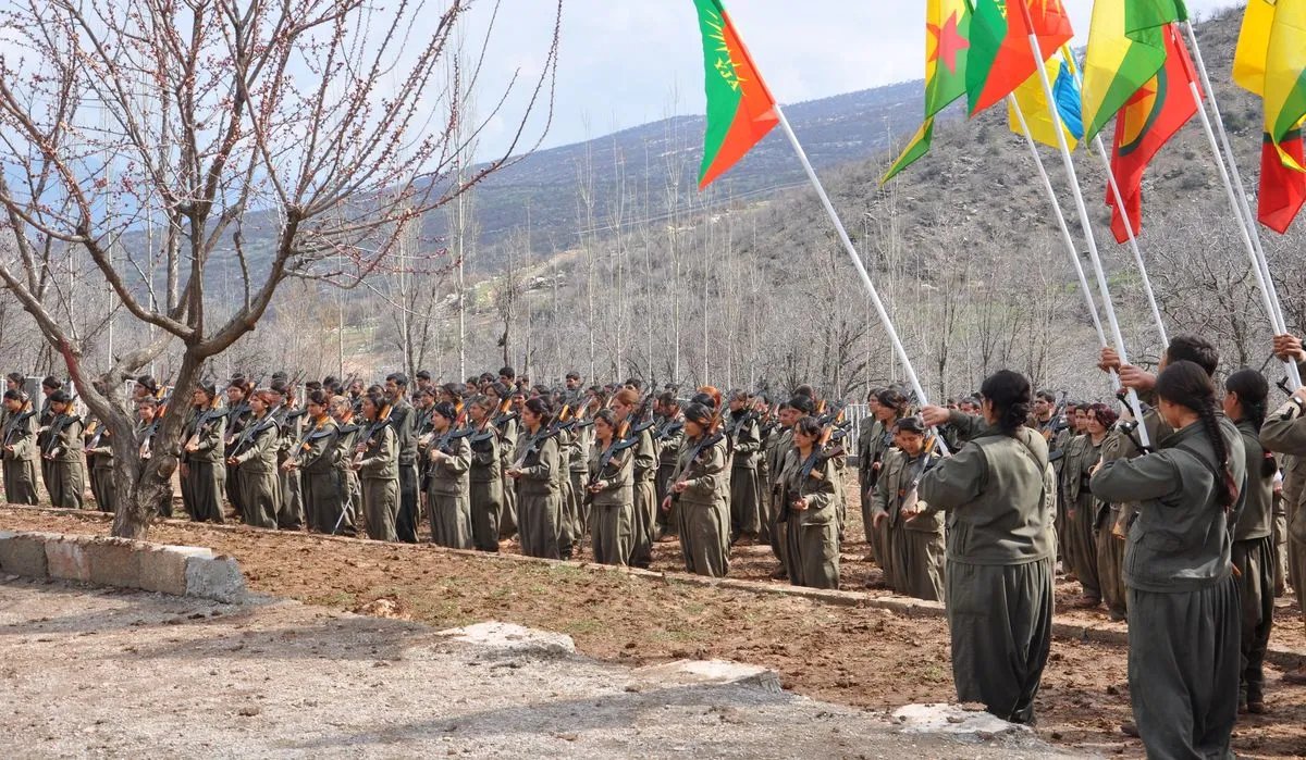 Il Partito dei lavoratori del Kurdistan ha annunciato lo scioglimento della sua struttura organizzativa e la fine della lotta armata contro lo Stato turco. Ne parliamo su #AtlanteTreccani: treccani.it/magazine/atlan…