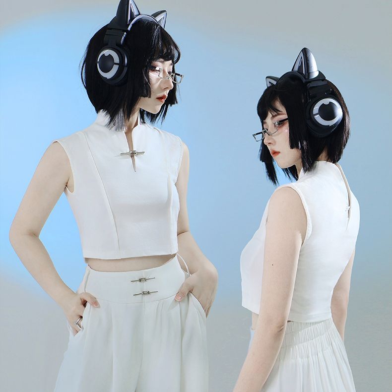 ManusxMachina's tweet image. 宮廷令嬢のチャイナクロップドトップス 
manus-machina.com/collections/ne… 
モードな雰囲気が漂うチャイナディテールのクロップドトップス。ハイネックな立ち襟に、胸元にはチャイナボタンのような装飾が施されています。ノースリーブ仕様で、ウエストラインを大胆に魅せるクロップド丈となっています。