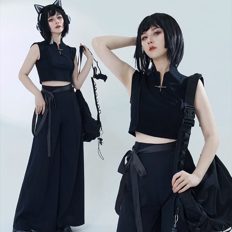 ManusxMachina's tweet image. 宮廷令嬢のチャイナクロップドトップス 
manus-machina.com/collections/ne… 
モードな雰囲気が漂うチャイナディテールのクロップドトップス。ハイネックな立ち襟に、胸元にはチャイナボタンのような装飾が施されています。ノースリーブ仕様で、ウエストラインを大胆に魅せるクロップド丈となっています。