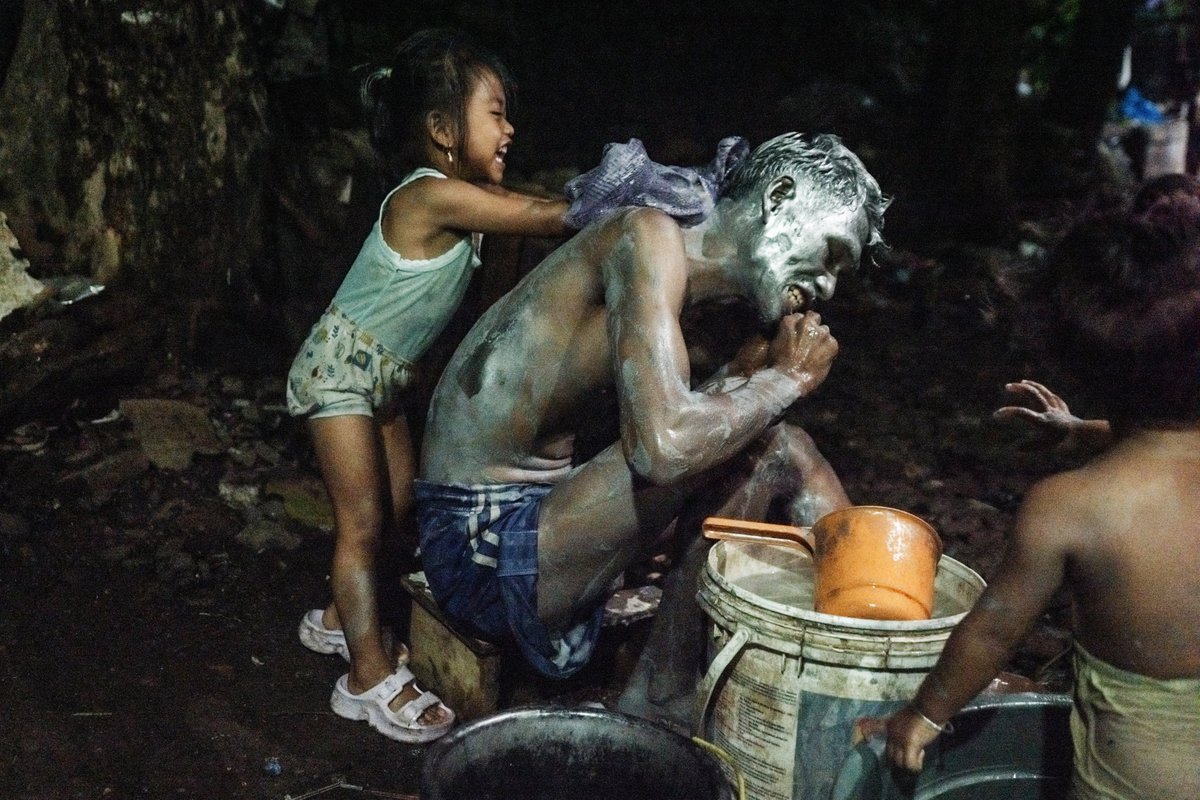Indonesia’s ‘Silvermen’ Beg for Survival - 14 photos from Jakarta, where, to make ends meet, some people have chosen to paint themselves silver, seeking donations from passing motorists. theatln.tc/5hCE4ssn