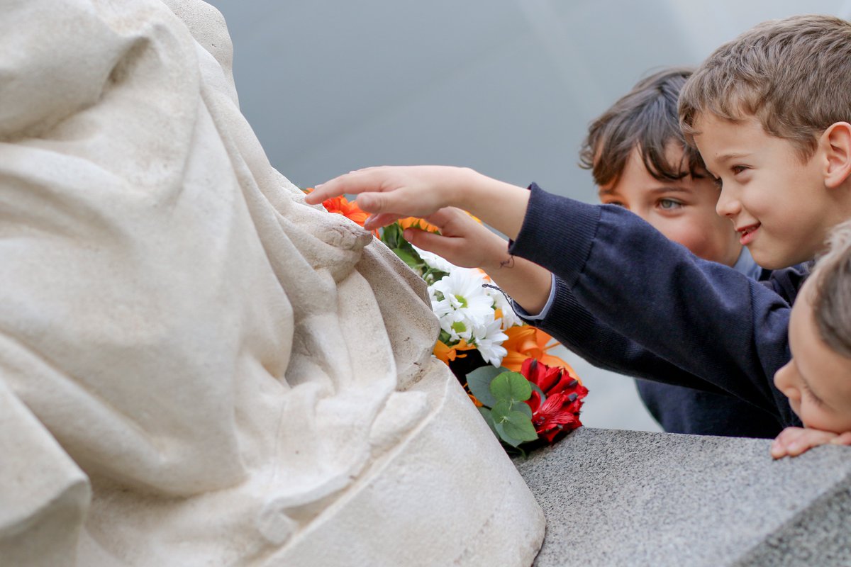 Reina de la Paz. Madre de la Esperanza. Que nunca nos soltemos de tu mano.
