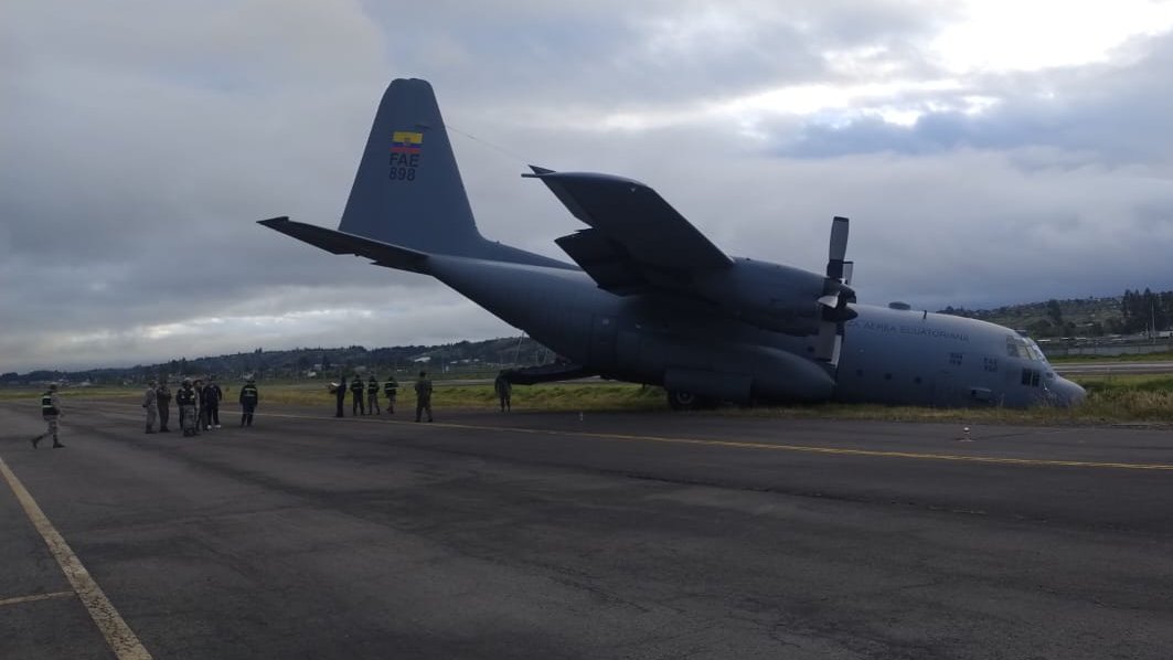 La DGAC activó su Plan Emergencia con personal del Servicio Contra Incendios ante incidente que sufrió aeronave FAE898 C13 en el área de taxi way del Aeropuerto Cotopaxi. Pasajeros y tripulación ilesos. La terminal aérea se encuentra operativa.