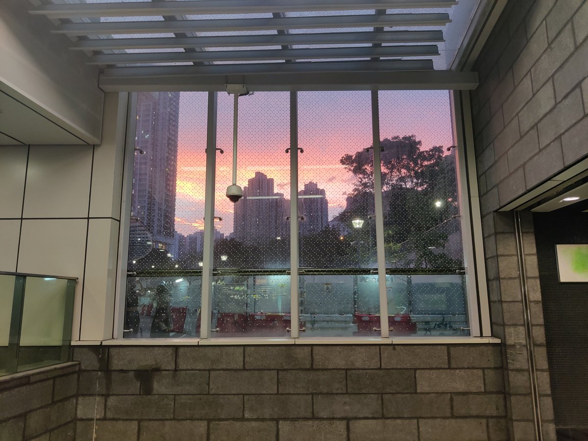 DomesticParrot's tweet photo. 上次行過鑽石山地鐵站影到的
好正✨✨
好似畫框咁
然後中間有個cctv （完美嘅藝術館成分🙈 https://t.co/uUzDUSTyGS