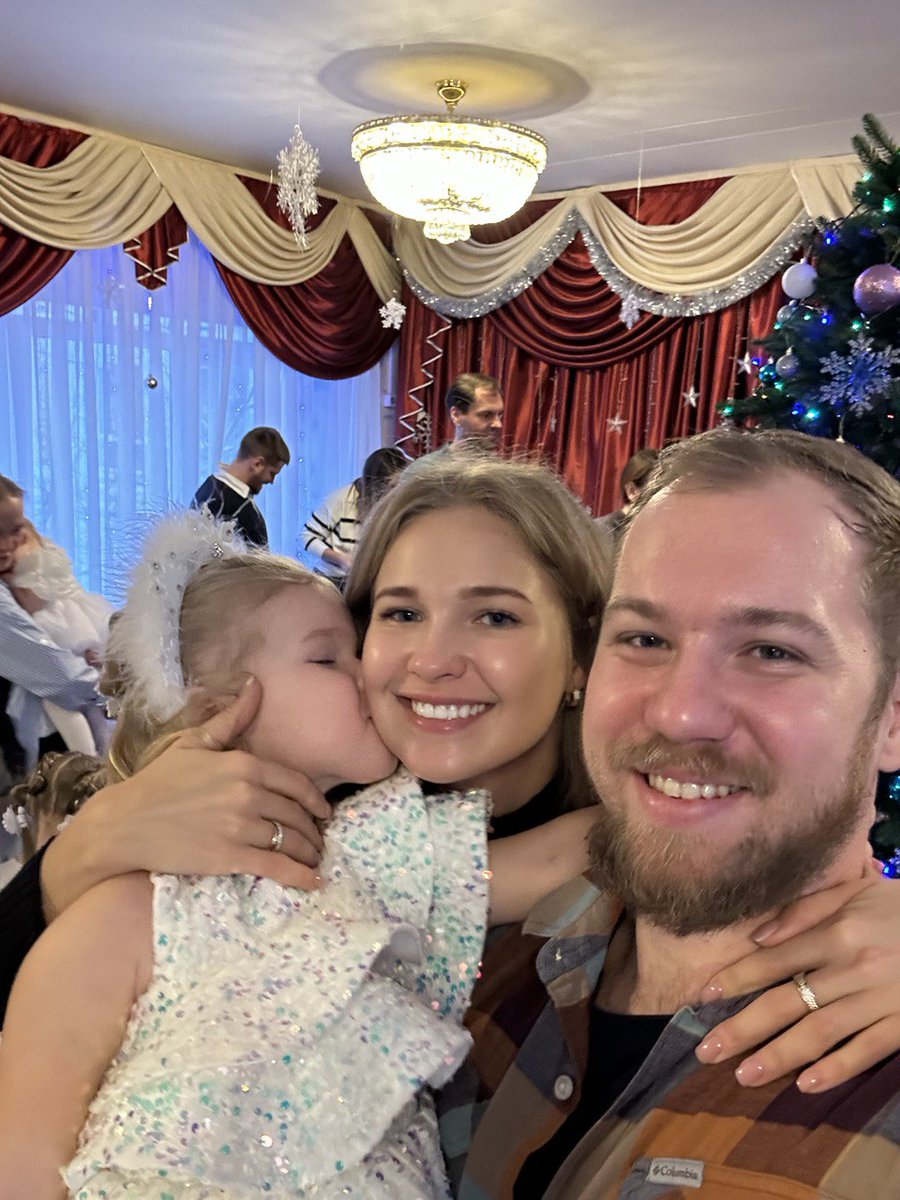 6/ 🇷🇺 Fast-forward to Moscow — the opposite side of the world where I met her, the woman who laughed at my broken Russian, and taught me that “grind” can become “home.”