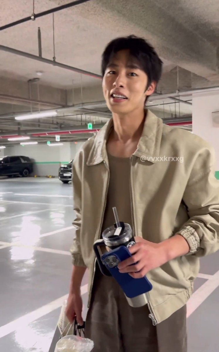 okay he's looking extra pretty here