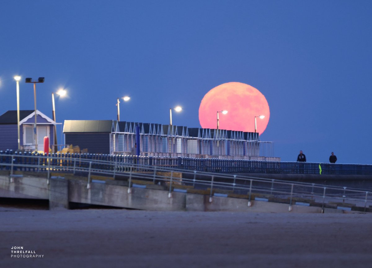 Last nights Full Moon rising over <a href="/StAnnesBeachHut/">St Annes Beach Huts</a> 

#fullmoon #stannes #FlowerMoon