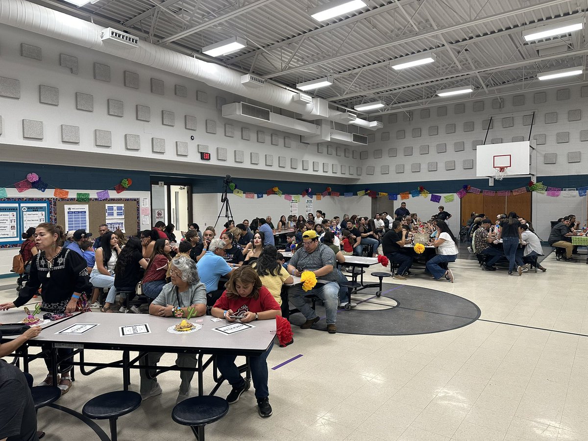 EReyes_CI's tweet image. Last night, the Myrtle Cooper Pirates celebrated their inaugural “Noche Mexicana,” showcasing our rich Hispanic heritage. Special thanks to our dedicated leader, Mrs. Olave-Gilbert, for her commitment to our Dual Language Academy. ❤️💙 #TeamSISD #DualLanguage @SocorroISD