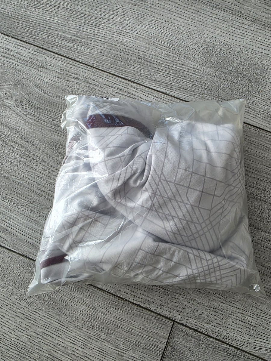 DaanD_98's tweet photo. @AjaxFancare is dit hoe een nieuw shirt normaliter geleverd kan worden? Het is via Zalando besteldaar ik twijfel aan de echtheid en ik verwacht dat een Ajax shirt wel wat mooier en in originele verpakking wordt geleverd. https://t.co/OdmxURgCH0
