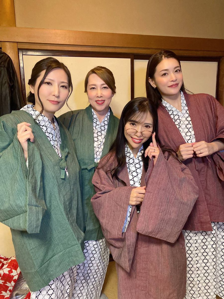 風間ゆみさん🌹椎名ゆなさん🌹橘メアリーさん🌹と4人で温泉共演させて頂きました🐿️♥️絢さんは薬剤師なインテリ眼鏡役🥸