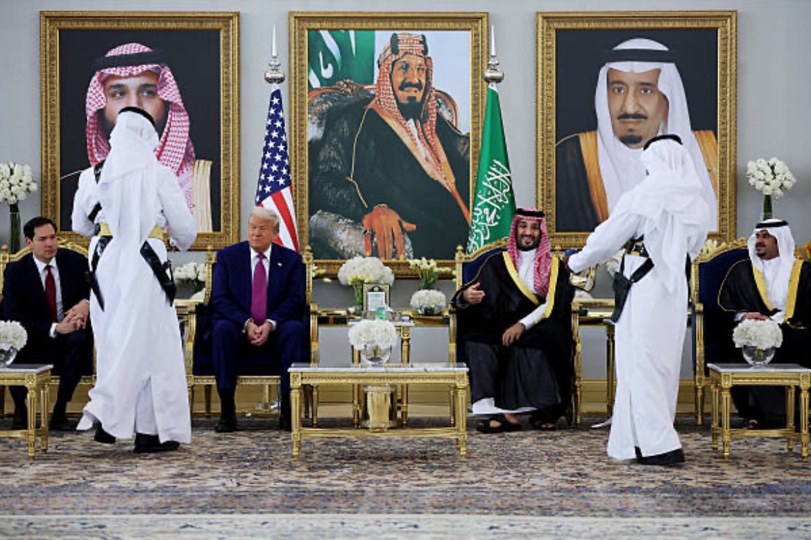 السعودية العظمى 🇸🇦
تخطط، تبني، وتستثمر في كل مجال، وتكتب فصولًا جديدة في كتاب التاريخ.
وفي الجانب الآخر، ضجيج العناوين الفارغة حول فنجان قهوة لم يُشرب.
#القمة_السعودية_الأمريكية