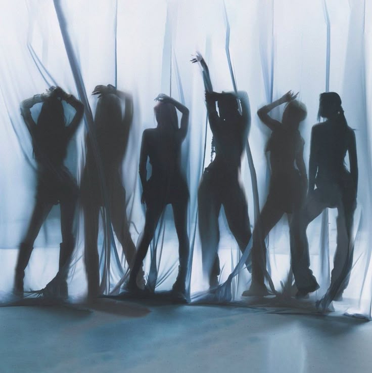 FGlowsting's tweet photo. According to a post on Weibo, there are already some companies as options for #EVERGLOW to return as a group.

"One Hundred, AT AREA and P.NATION had contact with some members of Everglow earlier this month. Now One Hundred and P.NATION want to sign all members + https://t.co/MS5gaGj2oF